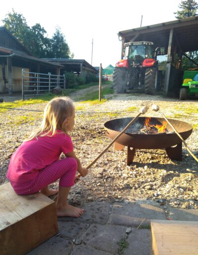 Stockbrot und Würstl grillen